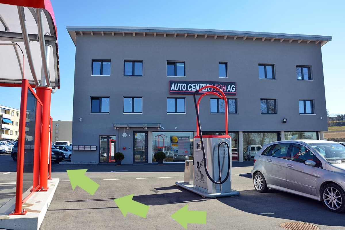 Büro von Webhand Webdesign Bachmann im Gebäude der Auto Center Leon AG in Murten
